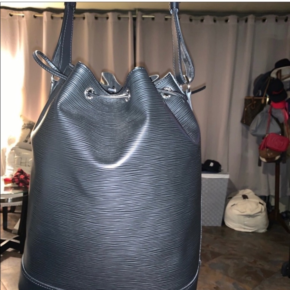 Louis Vuitton bag. New never worn not sold in stores anymore,beautiful bag.